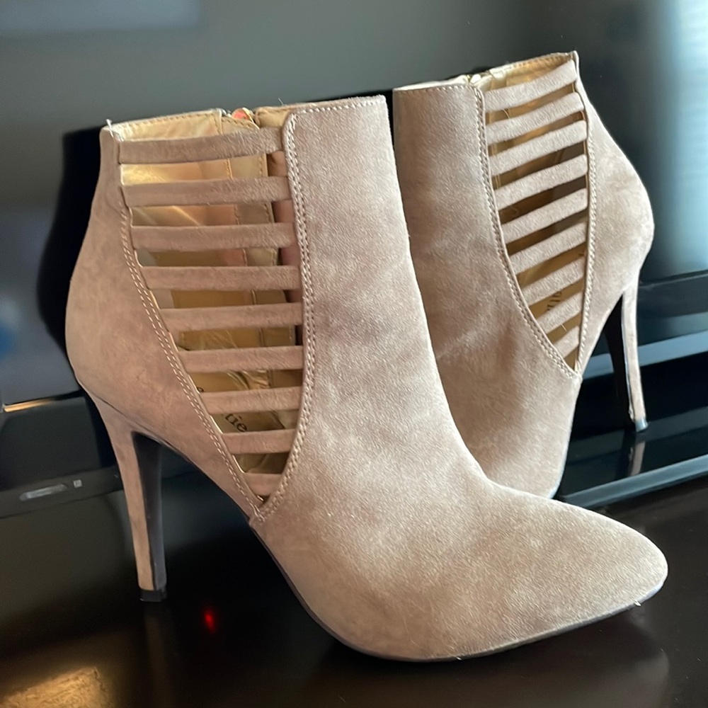 Kelly and Katie Tan Stiletto ankle boots, size 9